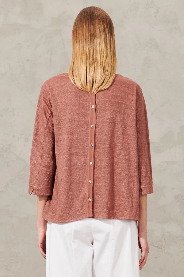 Oversize 3/4 sleeve t-shirt in linen jersey. mother-of-pearl buttons on the back