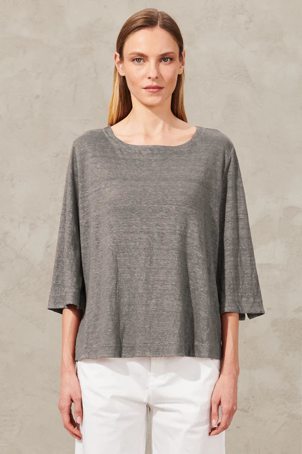 Oversize 3/4 sleeve t-shirt in linen jersey. mother-of-pearl buttons on the back