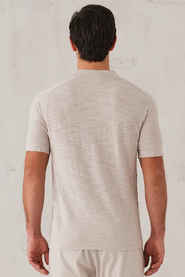 Slub cotton knit t-shirt with linen insert in the nape.