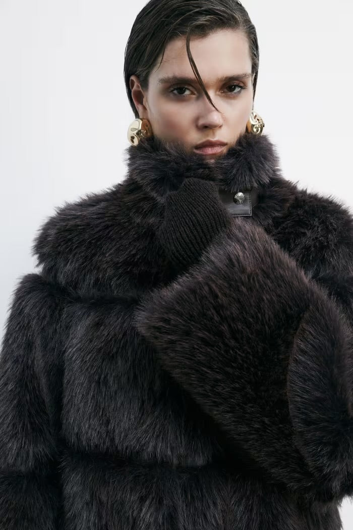 Kurze flauschige Jacke