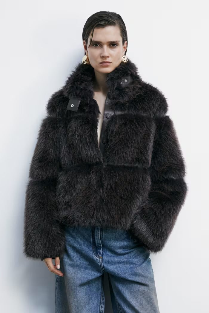 Kurze flauschige Jacke
