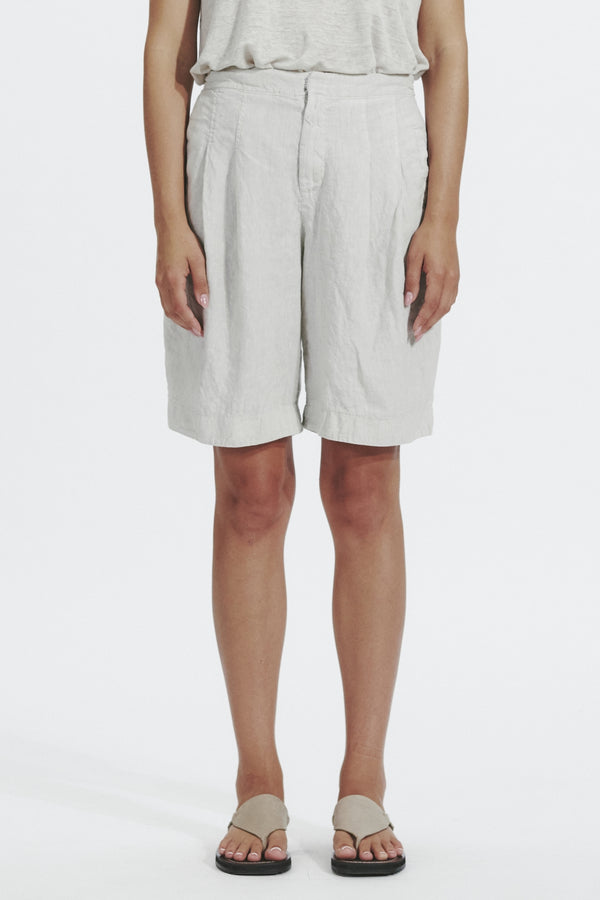 Linen shorts with elastic at the back, zip and hidden hook-and-eye opening sand