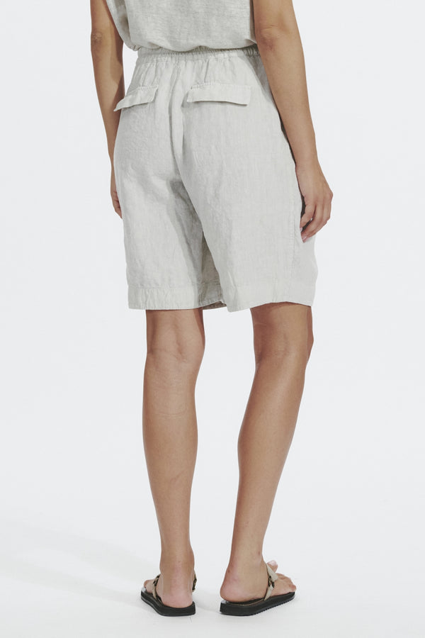 Linen shorts with elastic at the back, zip and hidden hook-and-eye opening sand