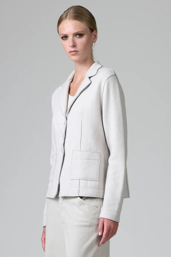 Shaped knitted jacket in wool and viscose with herringbone pattern on the inside