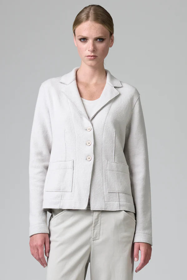 Shaped knitted jacket in wool and viscose with herringbone pattern on the inside