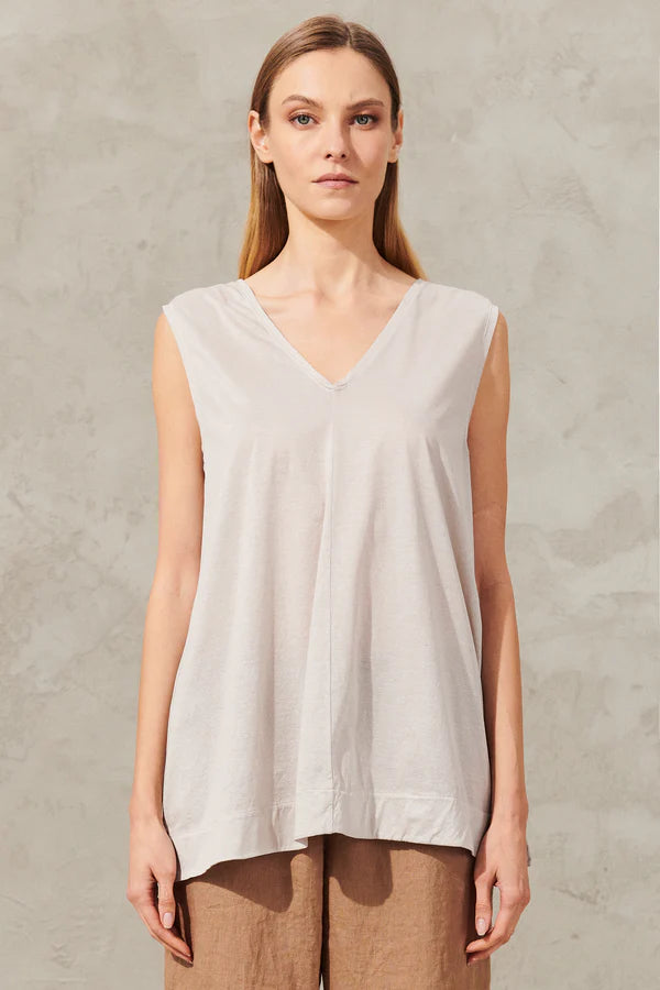 Double-sided v-neck tank top in mercerised cotton jersey.elastic gathers at the back