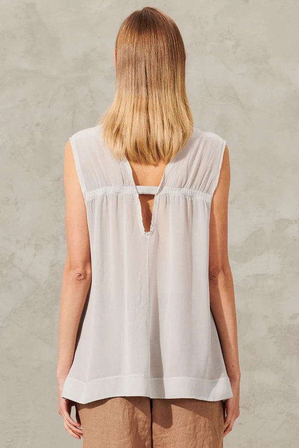 Double-sided v-neck tank top in mercerised cotton jersey.elastic gathers at the back