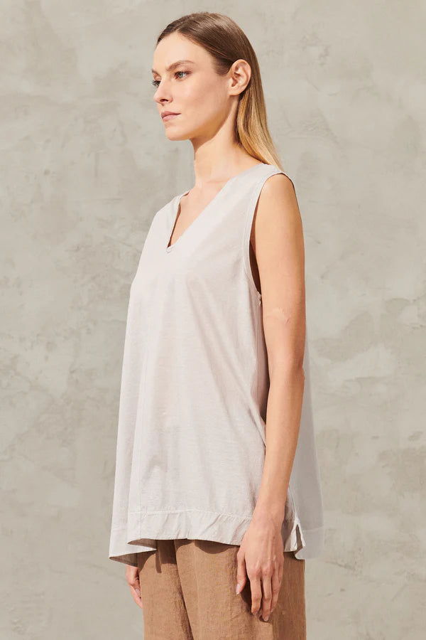 Double-sided v-neck tank top in mercerised cotton jersey.elastic gathers at the back