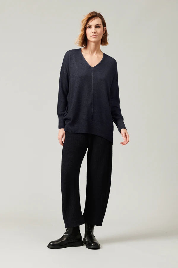 Oversized v-neck knit in wool and cashmere navy blue