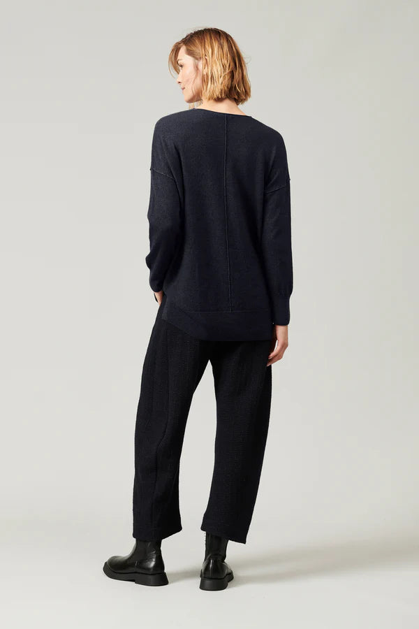 Oversized v-neck knit in wool and cashmere navy blue