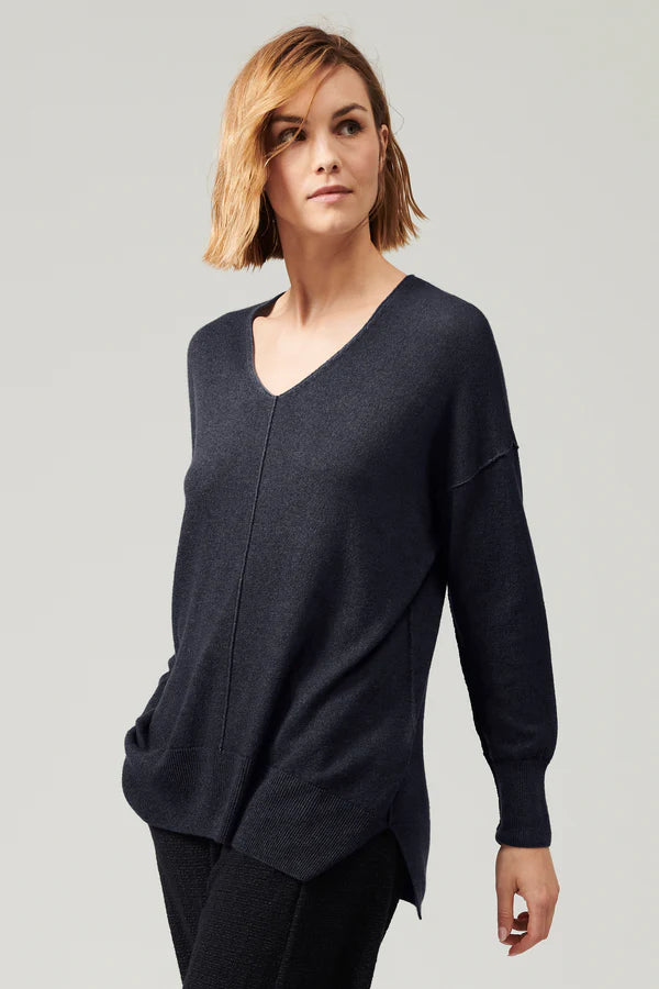 Oversized v-neck knit in wool and cashmere navy blue