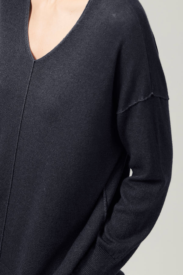 Oversized v-neck knit in wool and cashmere navy blue