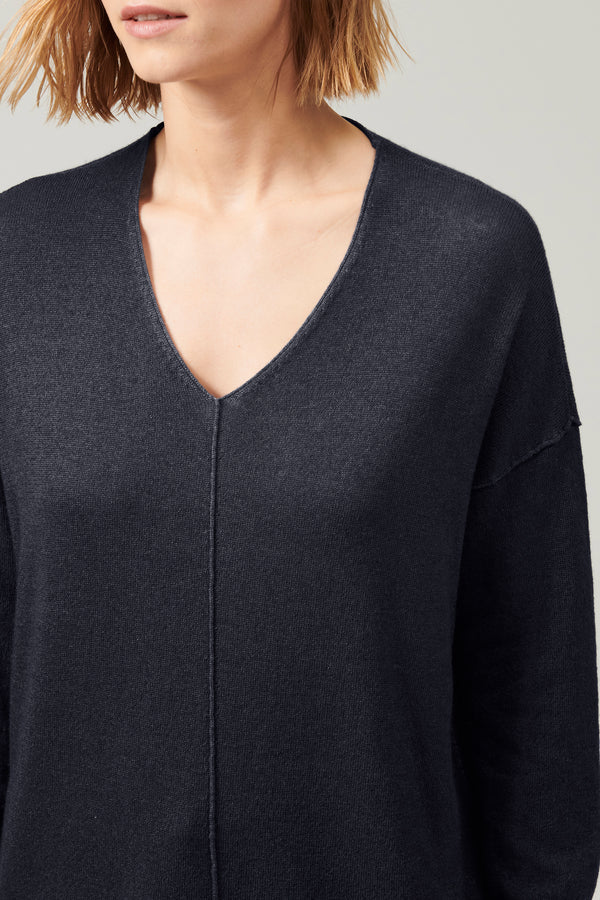 Oversized v-neck knit in wool and cashmere navy blue