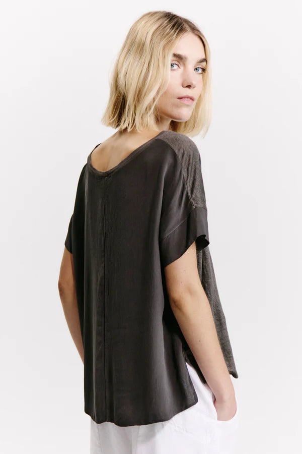 Half-sleeve over shirt in linen jersey in front with viscose georgette on back and sleeves