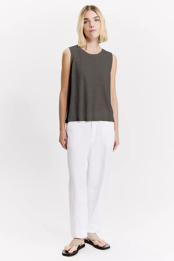 Wide-shouldered comfort fit tank top in linen jersey at front and back in georgette with rib edging