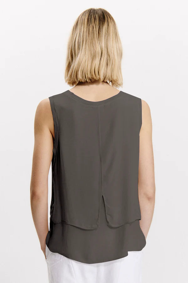 Wide-shouldered comfort fit tank top in linen jersey at front and back in georgette with rib edging