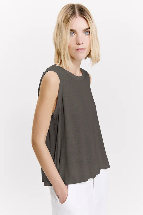 Wide-shouldered comfort fit tank top in linen jersey at front and back in georgette with rib edging