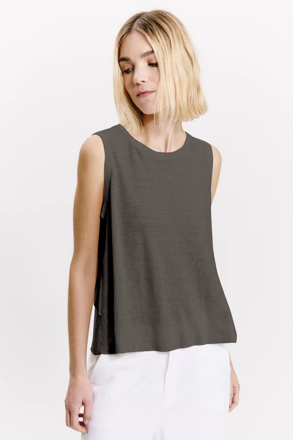 Wide-shouldered comfort fit tank top in linen jersey at front and back in georgette with rib edging