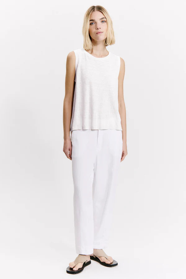 Wide-shouldered comfort fit tank top in linen jersey at front and back in georgette with rib edging