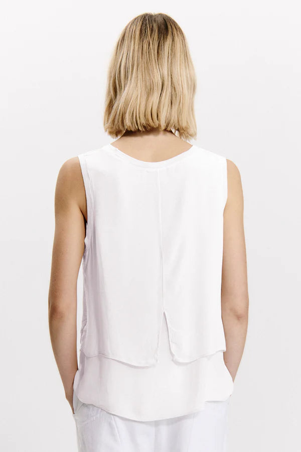 Wide-shouldered comfort fit tank top in linen jersey at front and back in georgette with rib edging