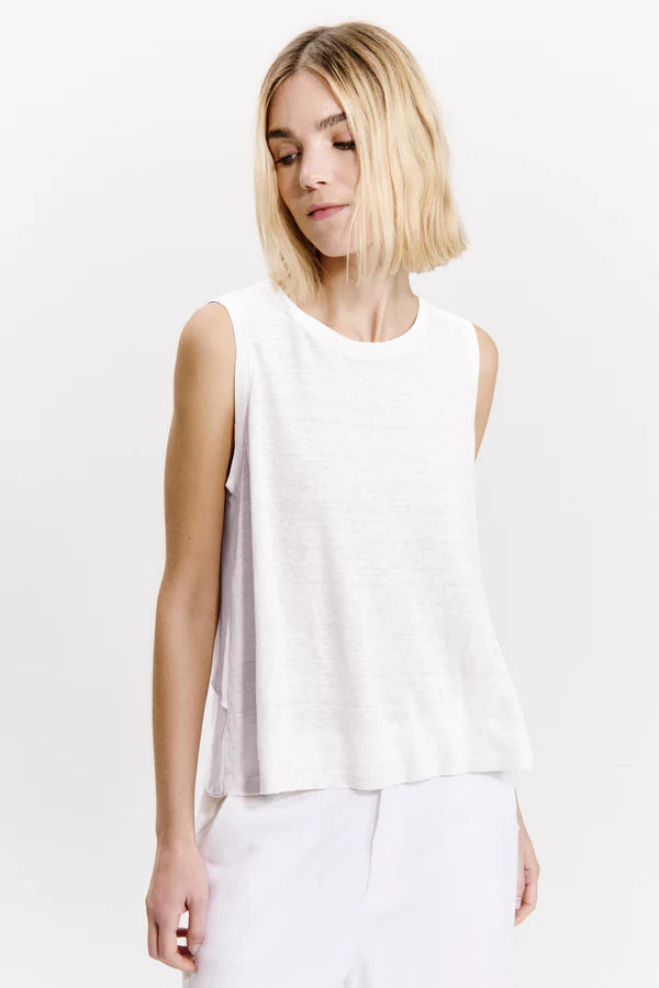 Wide-shouldered comfort fit tank top in linen jersey at front and back in georgette with rib edging