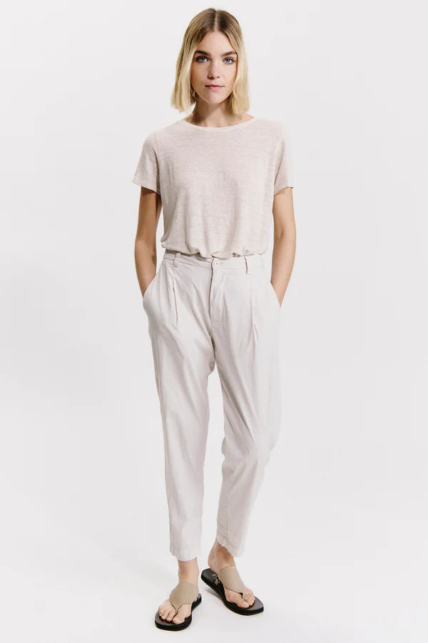 Comfort fit trousers with elastic at the back in stretch cotton poplin sand