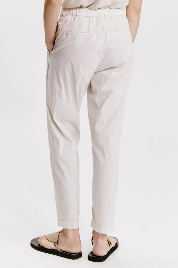 Comfort fit trousers with elastic at the back in stretch cotton poplin sand