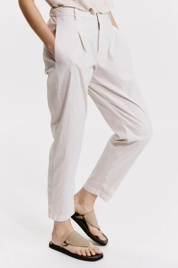 Comfort fit trousers with elastic at the back in stretch cotton poplin sand