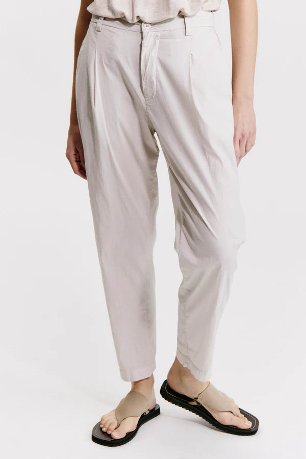 Comfort fit trousers with elastic at the back in stretch cotton poplin sand