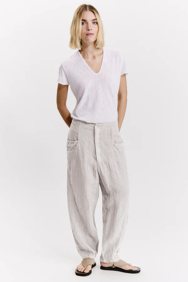 Ergonomic cut linen trousers with elastic at the back sand