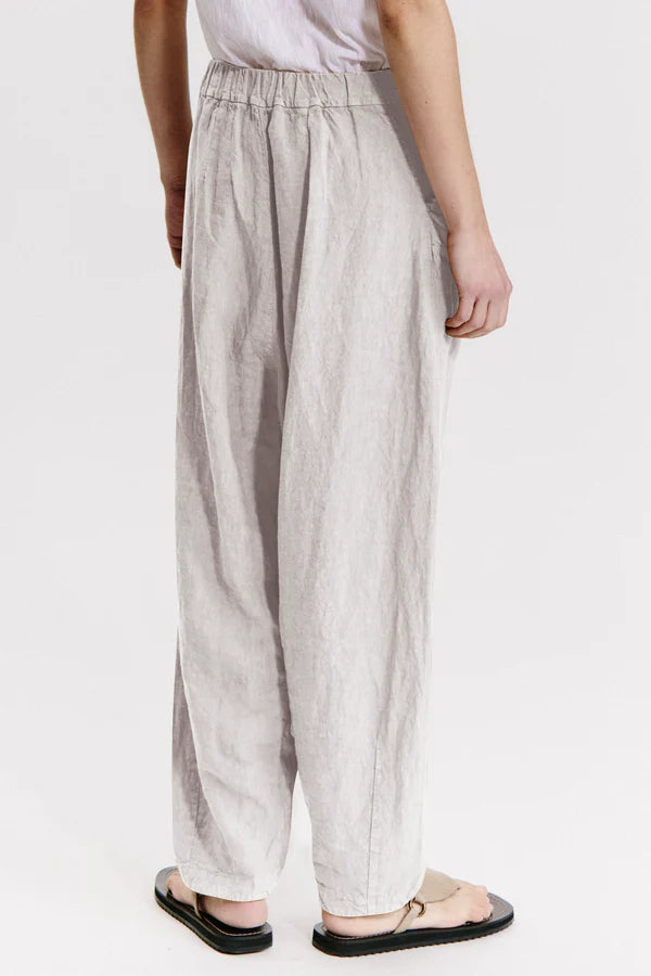 Ergonomic cut linen trousers with elastic at the back sand