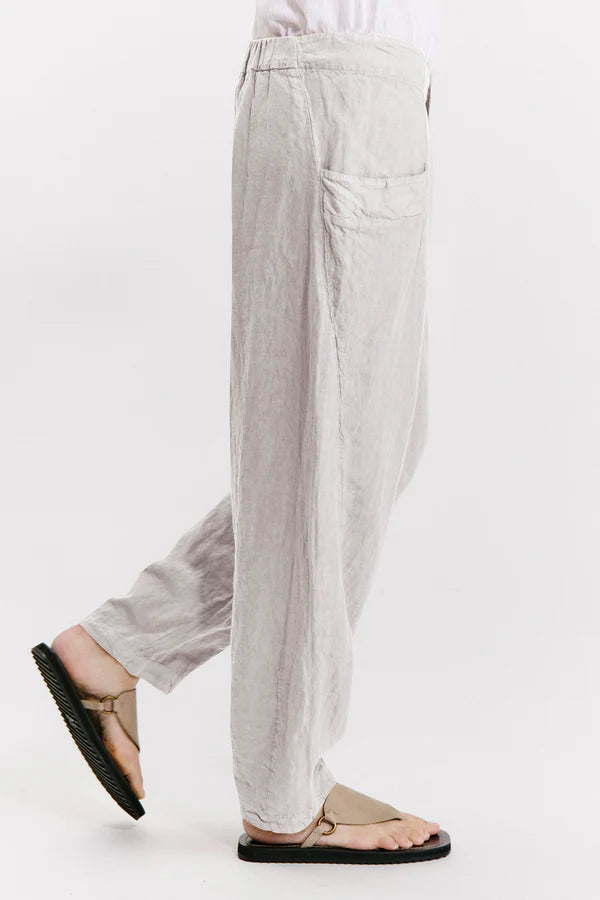 Ergonomic cut linen trousers with elastic at the back sand