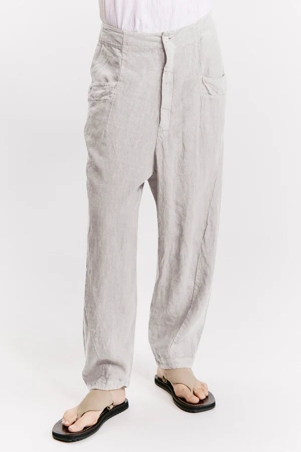 Ergonomic cut linen trousers with elastic at the back sand