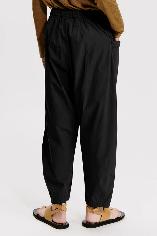 Ergonomic cut cotton poplin trousers with elastic on the back