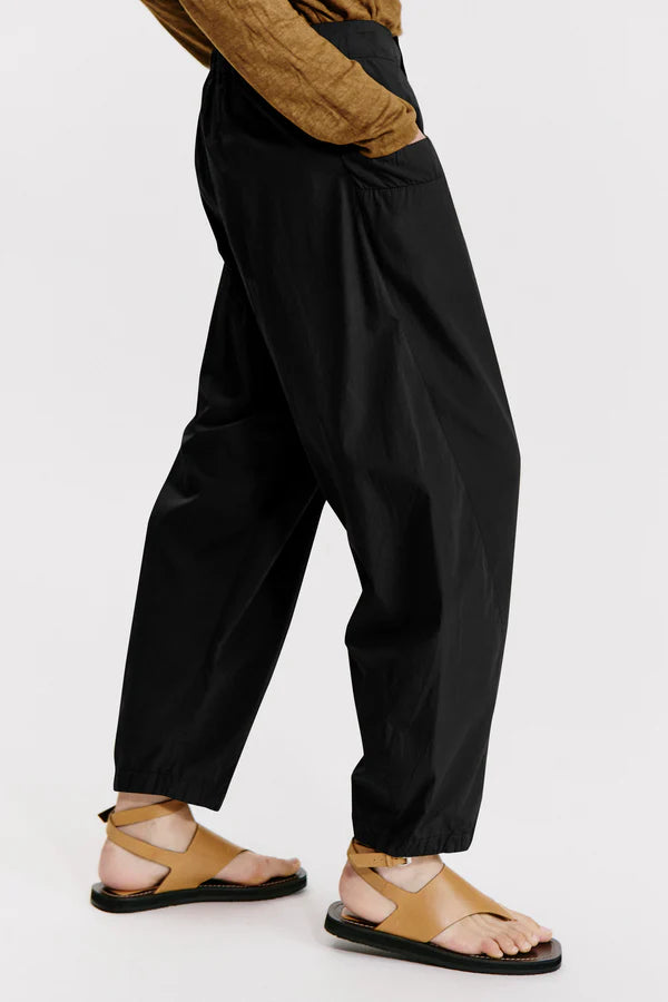 Ergonomic cut cotton poplin trousers with elastic on the back