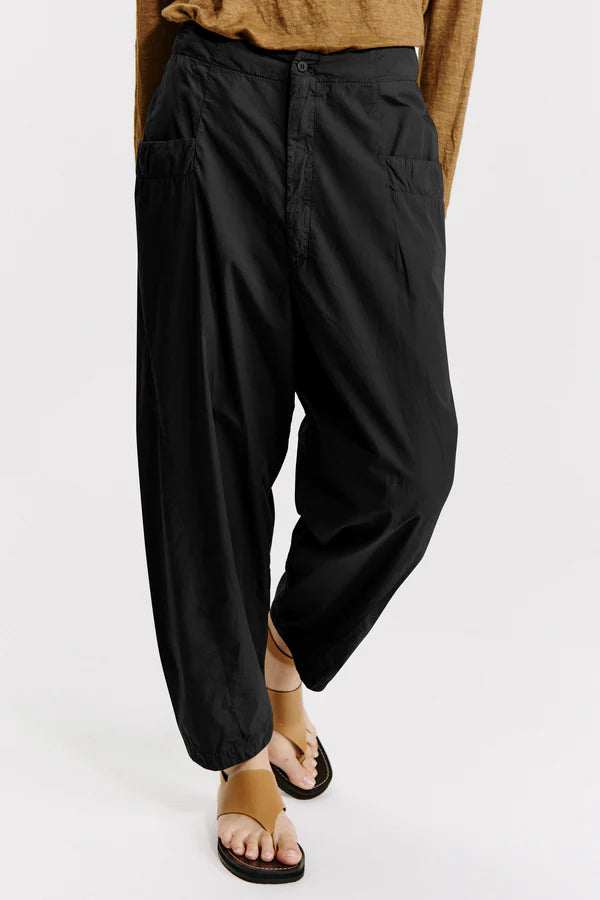 Ergonomic cut cotton poplin trousers with elastic on the back