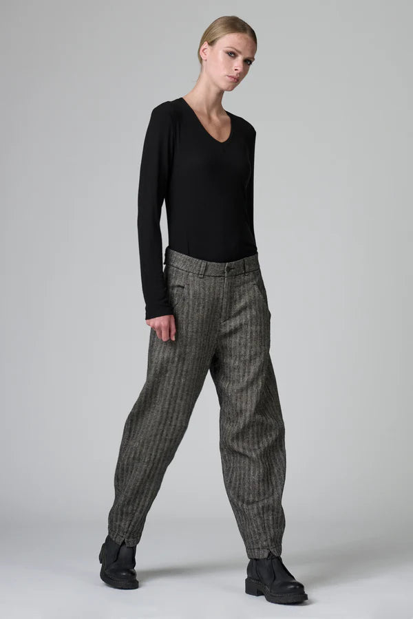 Comfort fit trousers with split at bottom leg in herringbone stretch wool blend