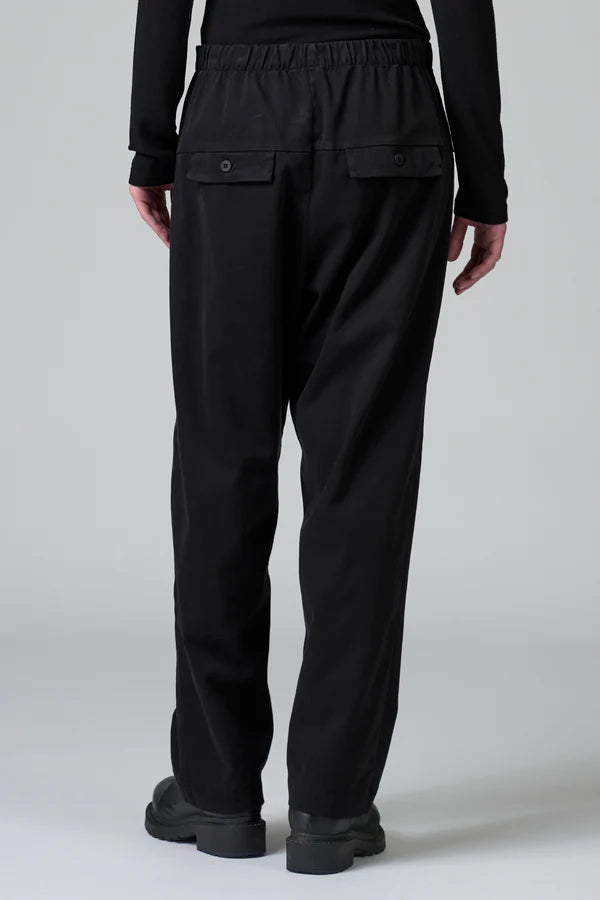 Comfort fit trousers with front pockets in viscose and cotton stretch. elastic waist