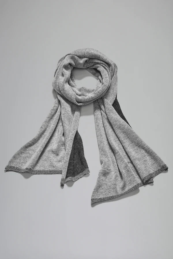 Vanisé scarf in cashemere on the outside and virgin wool on the inside