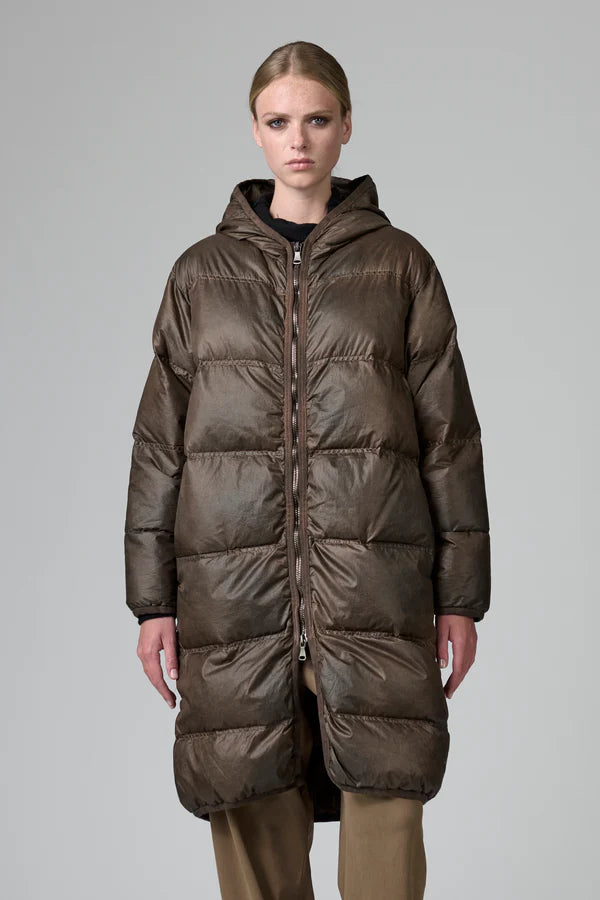 Cold-dyed nylon quilted down jacket with hood