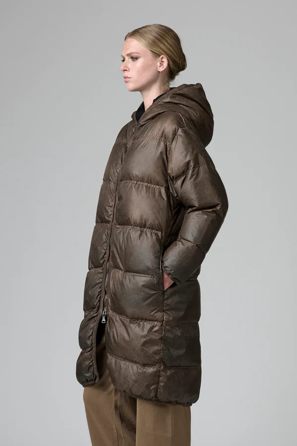 Cold-dyed nylon quilted down jacket with hood