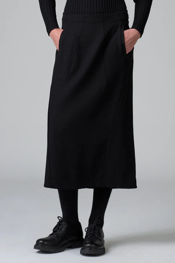 Shaped lined skirt in stretch wool and viscose with mid back folding