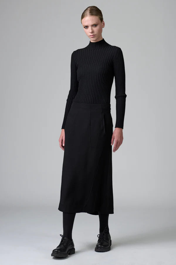 Shaped lined skirt in stretch wool and viscose with mid back folding