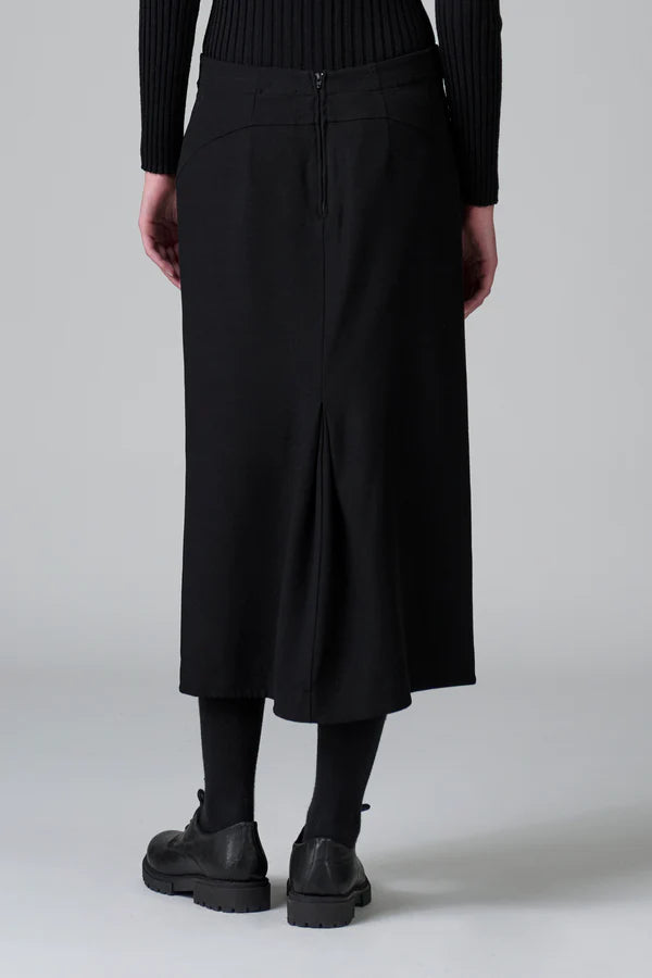 Shaped lined skirt in stretch wool and viscose with mid back folding