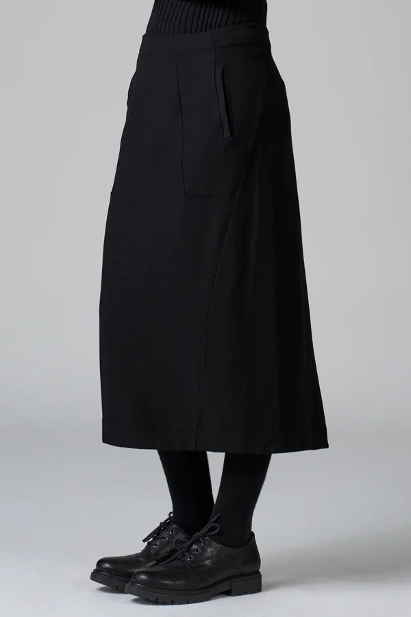 Shaped lined skirt in stretch wool and viscose with mid back folding