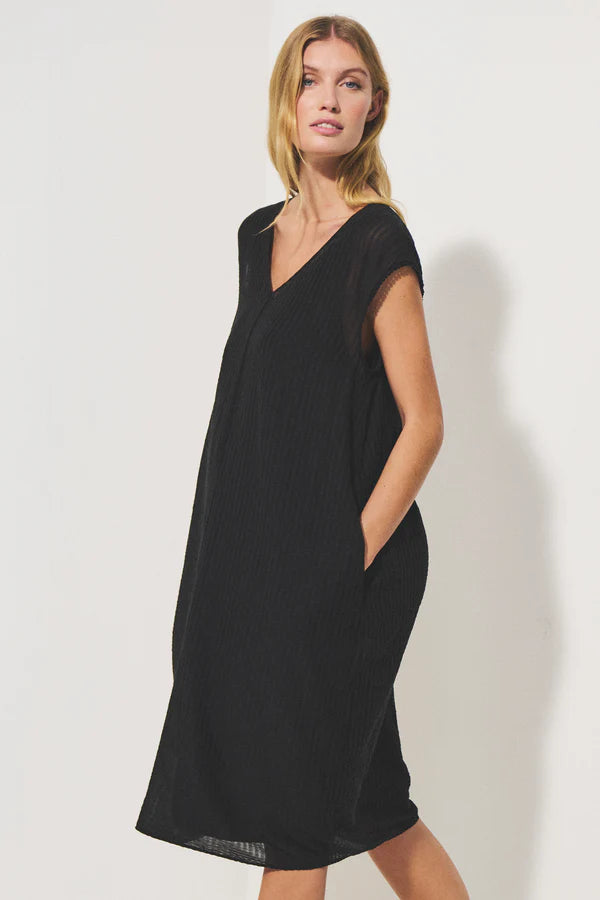 V-neck dress with cap sleeves in cotton and viscose seersucker with trimmings on sleeve edges
