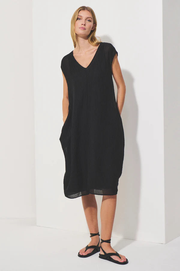 V-neck dress with cap sleeves in cotton and viscose seersucker with trimmings on sleeve edges