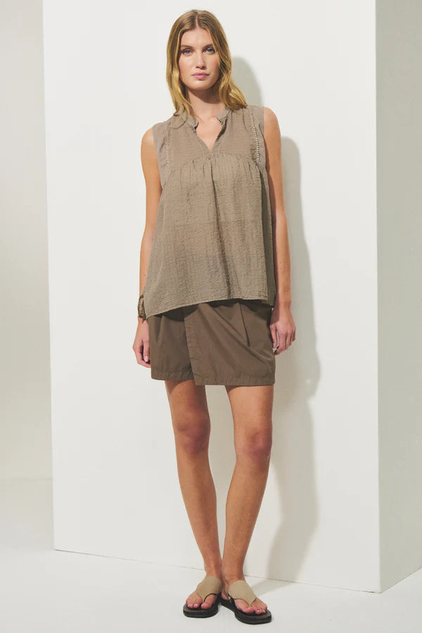 Wide-shoulder tank top in cotton and viscose seersucker with contrasting inserts on collar and armho