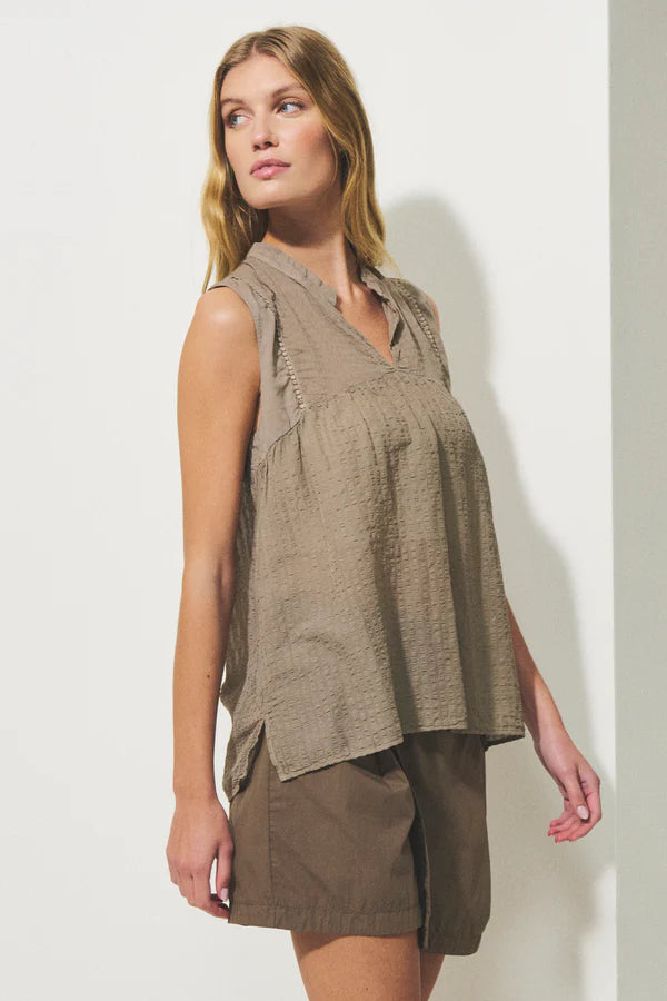 Wide-shoulder tank top in cotton and viscose seersucker with contrasting inserts on collar and armho