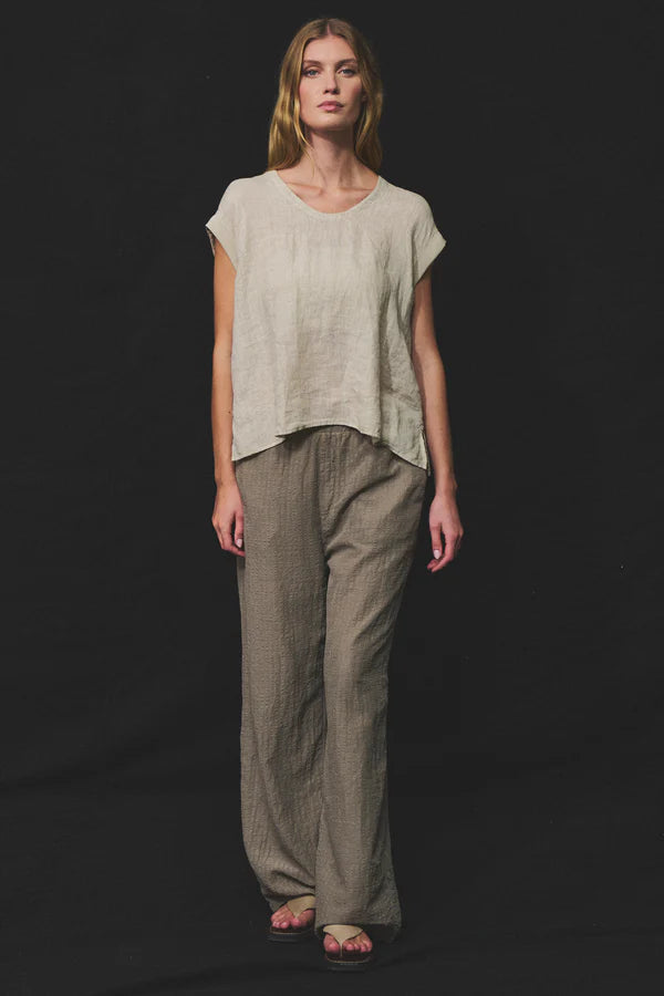 Wide-shoulder, rounded v-neck tank top with mid back buttons in light linen and viscose inserts